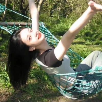 给小酒馆女子喝高杯酒封面